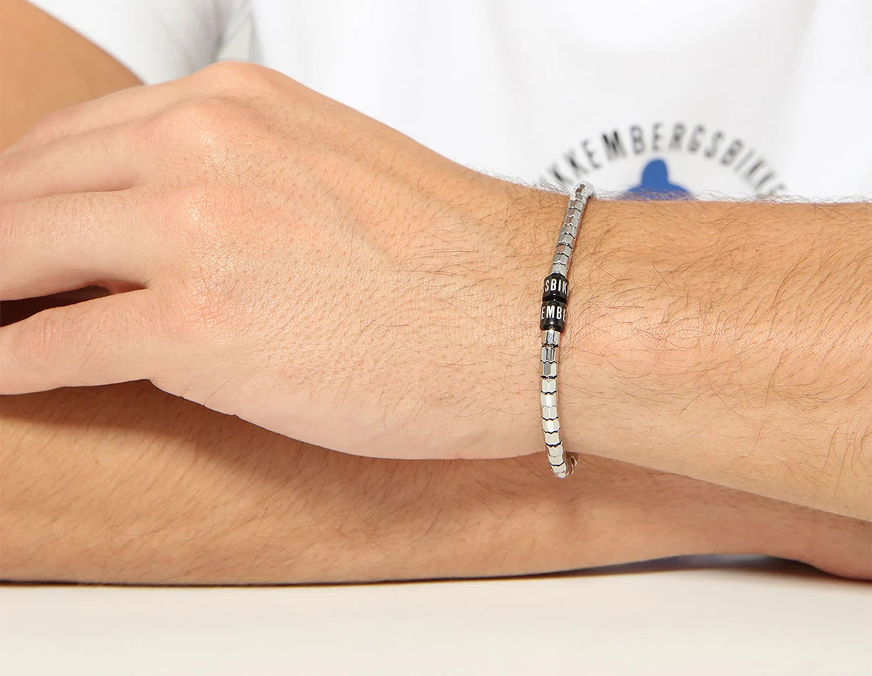 Bracciale da uomo con elementi mobili